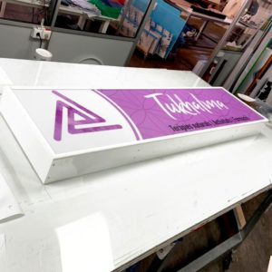 caja de acrilico con marco de aluminio