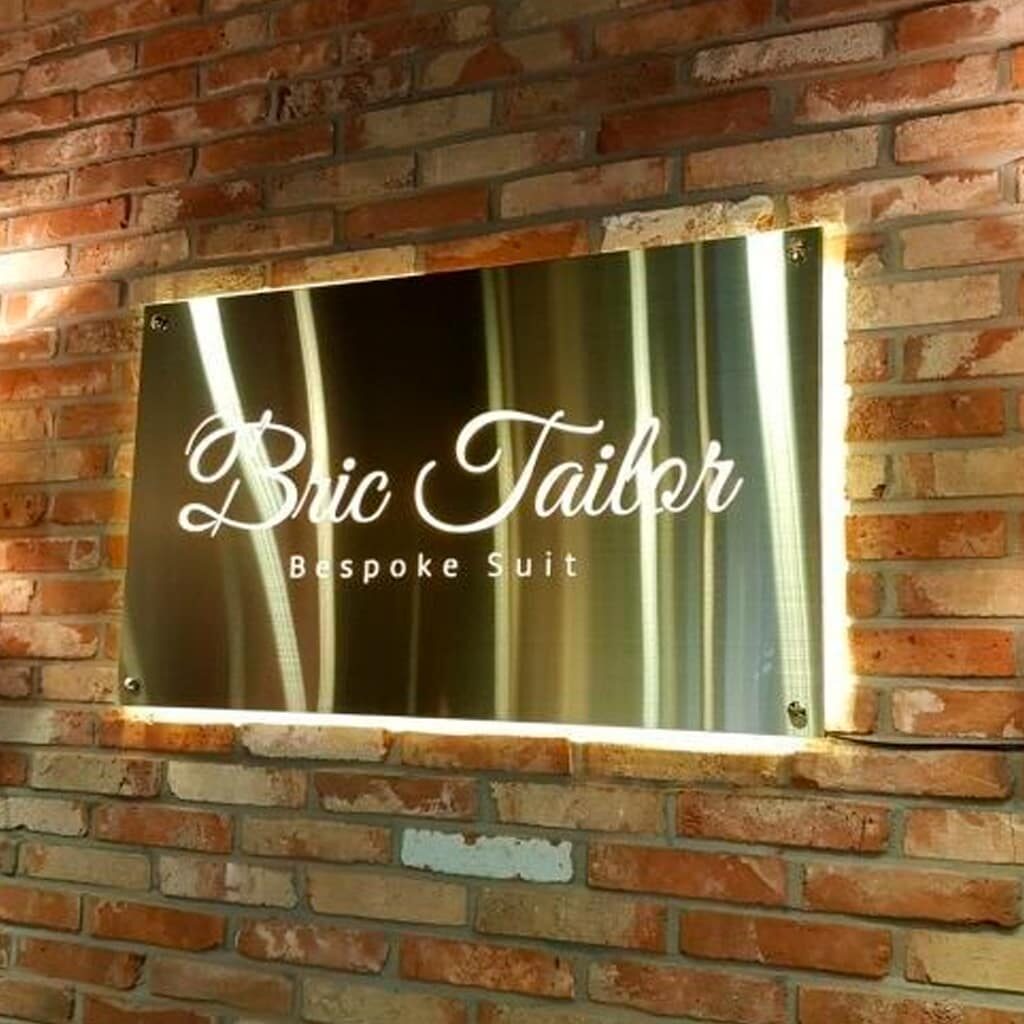 placa de metal con logotipo resecado cortado en laser de alta presicion placa corporea placa corporativa placa para fachada