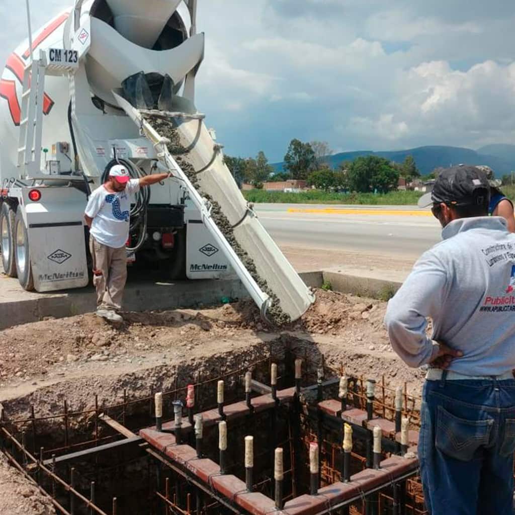 letreros espectaculares luminosos con tubo de acero y cimentación de concreto