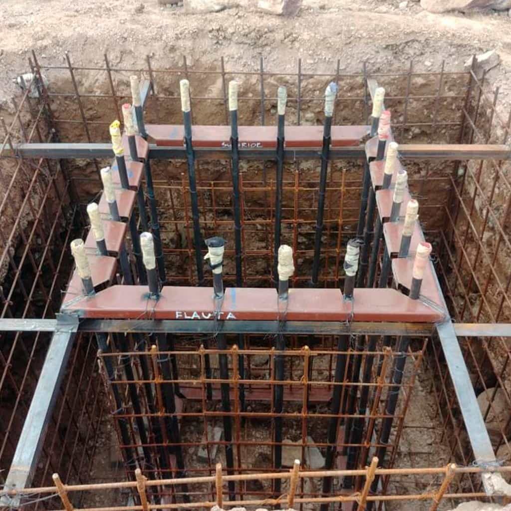 letreros espectaculares luminosos con tubo de acero y cimentación de concreto