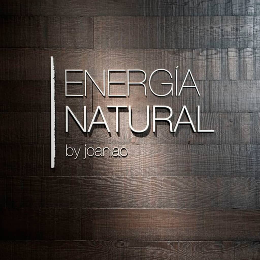 logotipo 2d en mdf con acabado en color instalación a muro con pegamento silicon